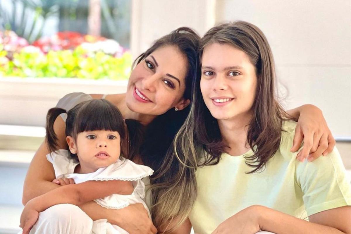 Maíra Cardi e os dois filhos
