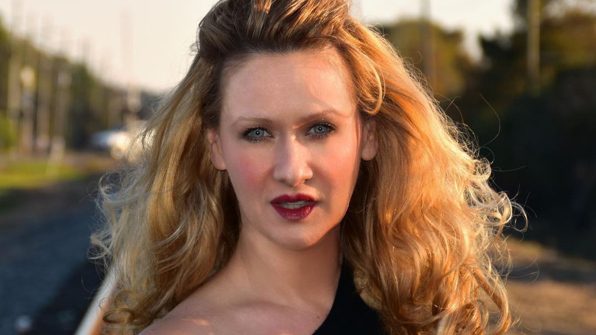 Dançarina afirma que tem fotos de Harry pelado