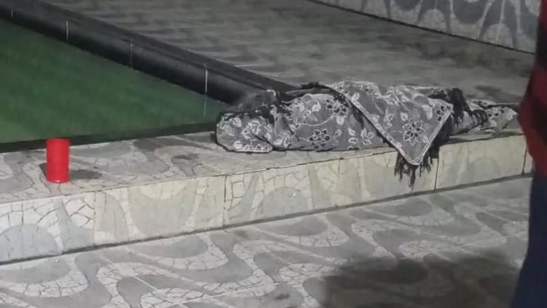 Crian&ccedil;a de 4 anos &eacute; encontrada sem vida na beira da piscina