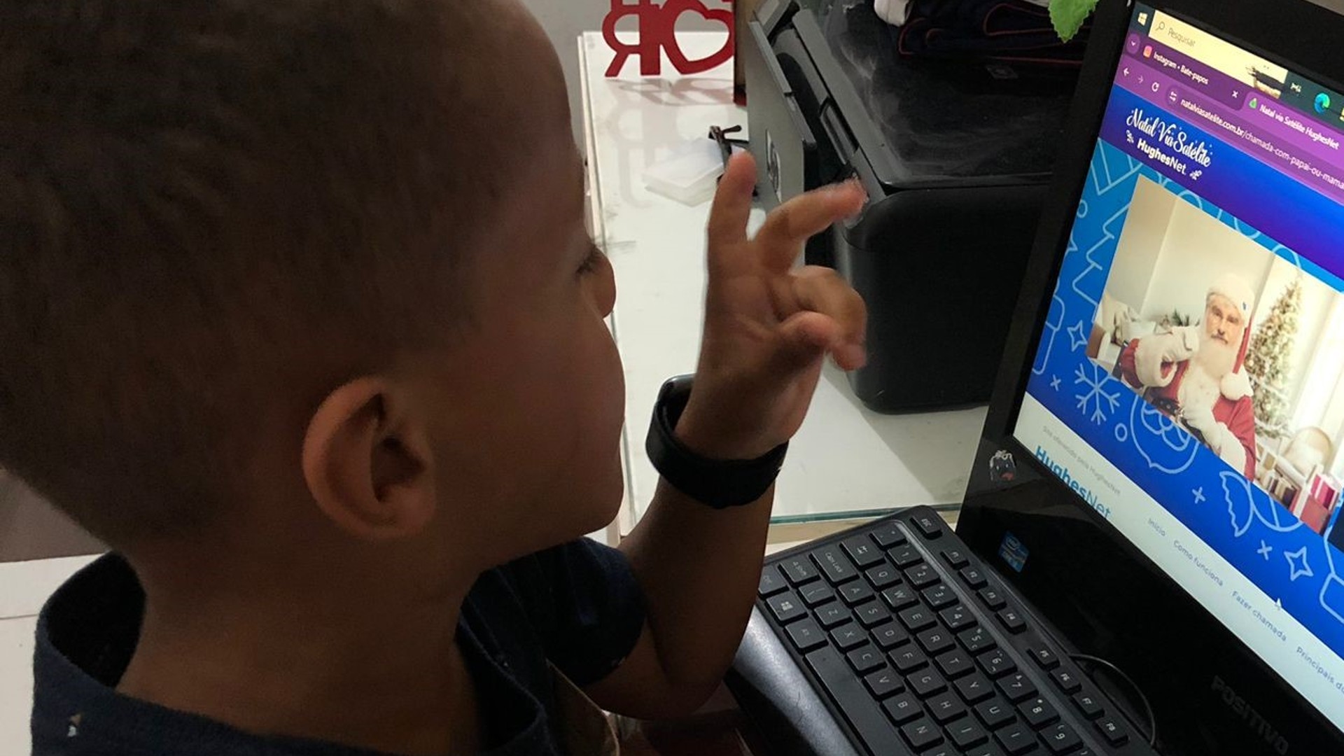 Menino conversa com Papai Noel em Libras