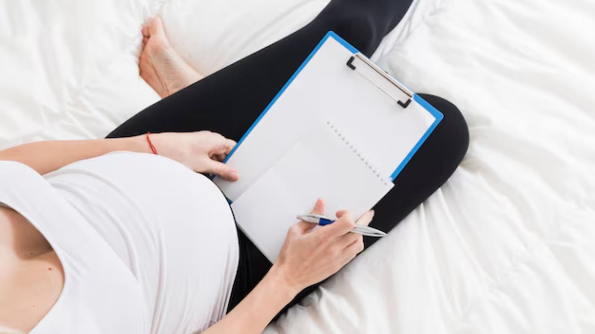 Gr&aacute;vida com prancheta