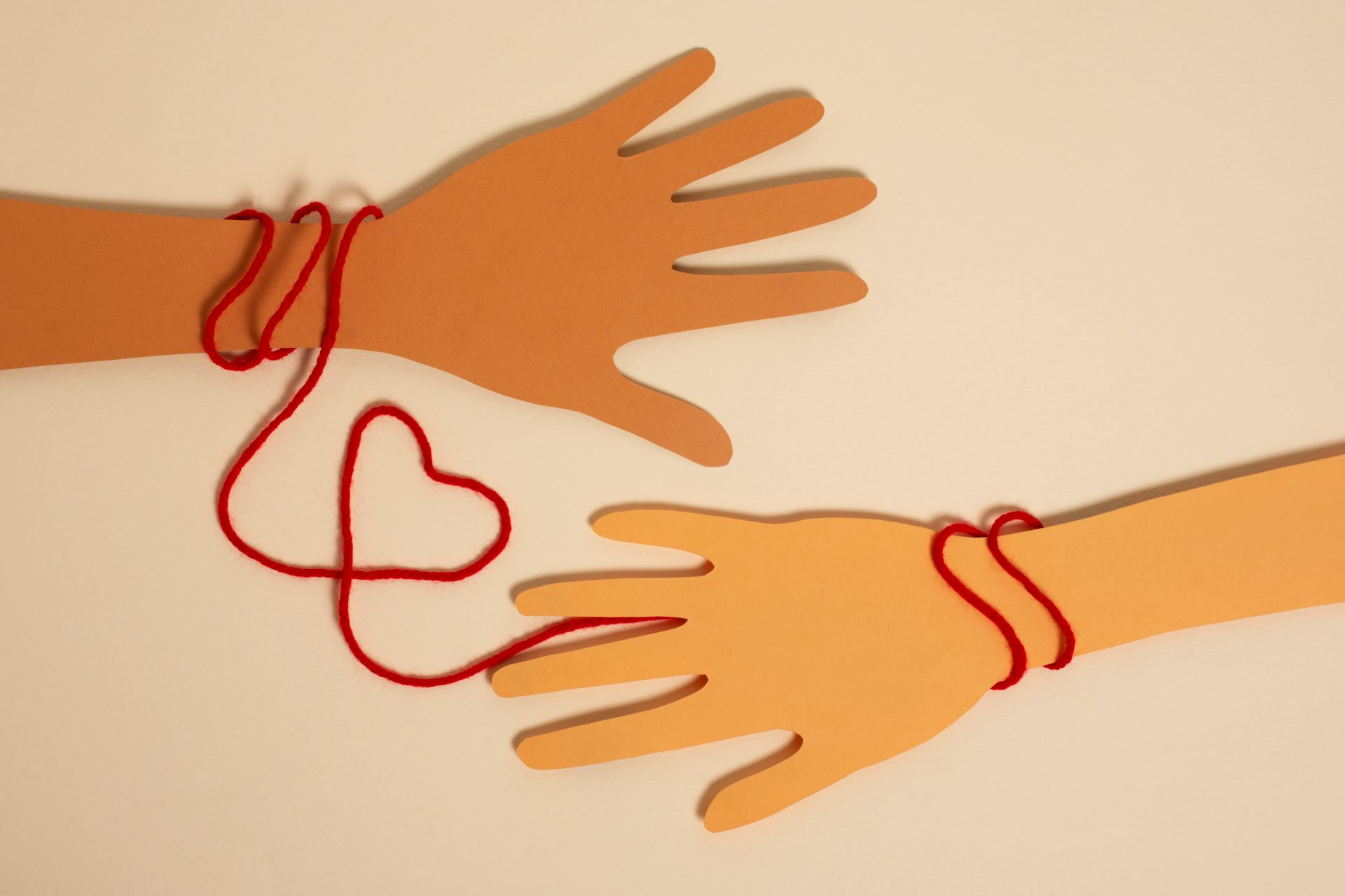 m&atilde;os enla&ccedil;adas por uma linha