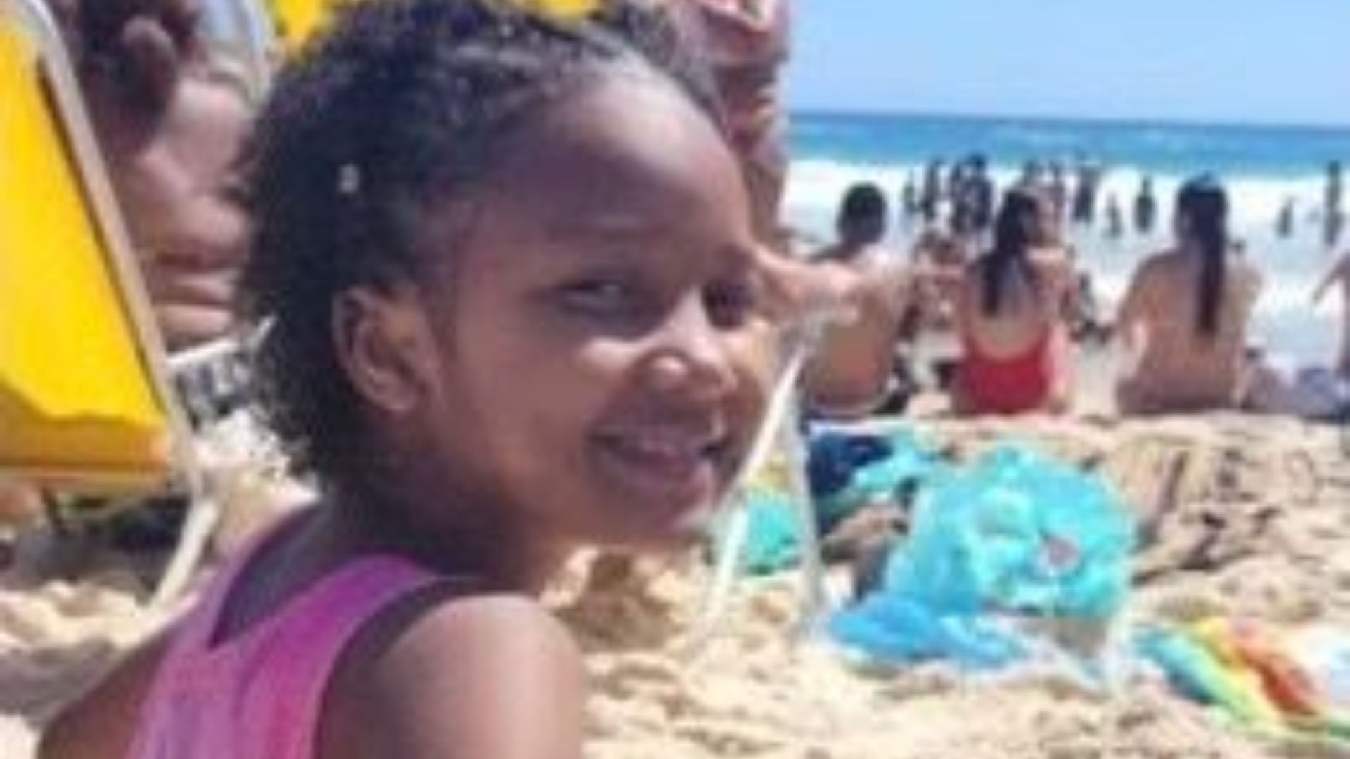 Crian&ccedil;a na praia