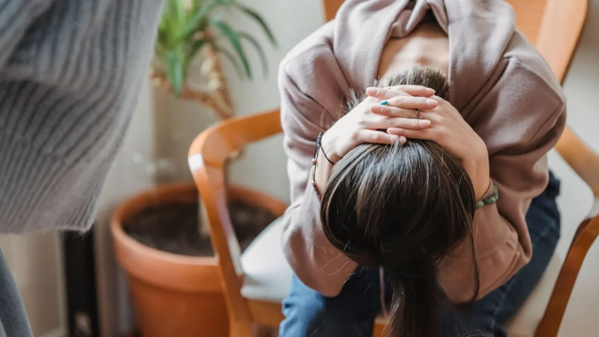 pessoa com a cabe&ccedil;a abaixada