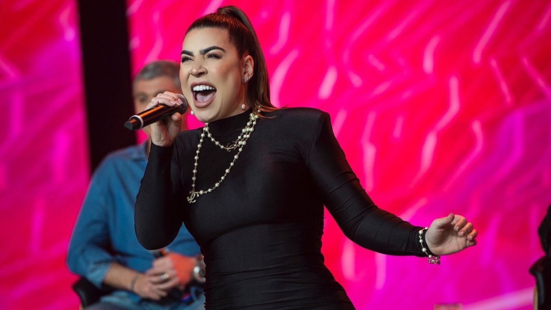 Naiara Azevedo cantando