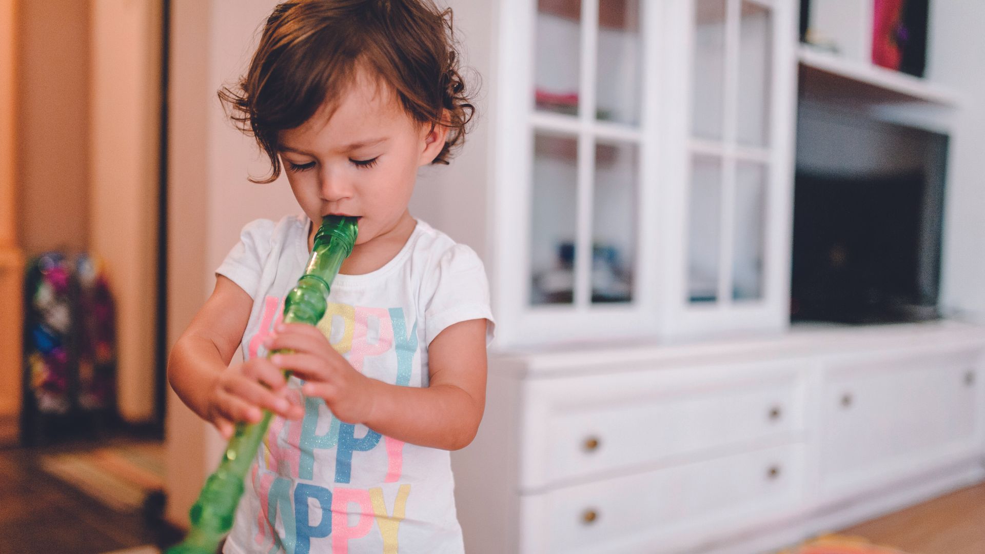 Crian&ccedil;a com flauta