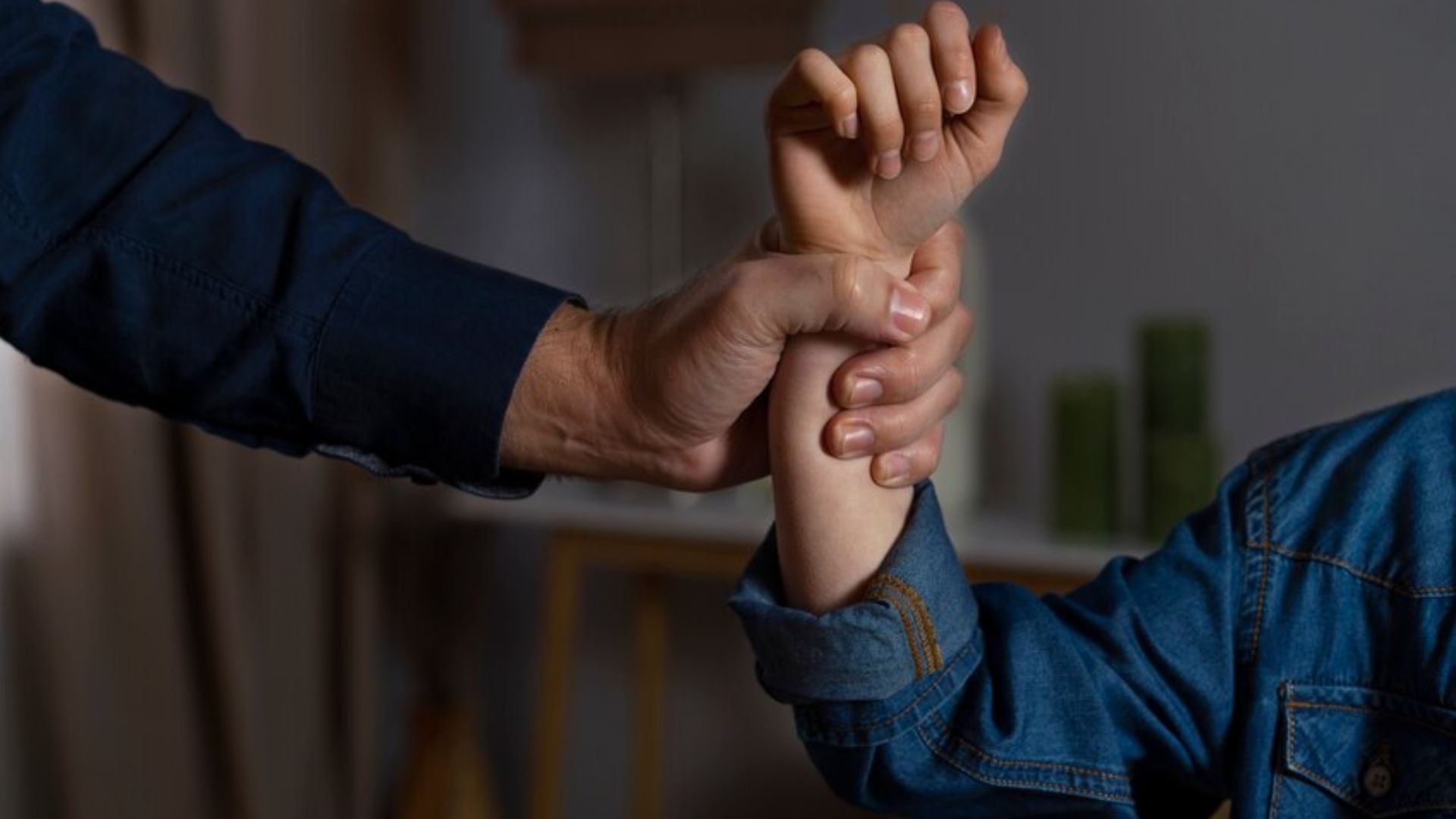 Homem segurando bra&ccedil;o do marido