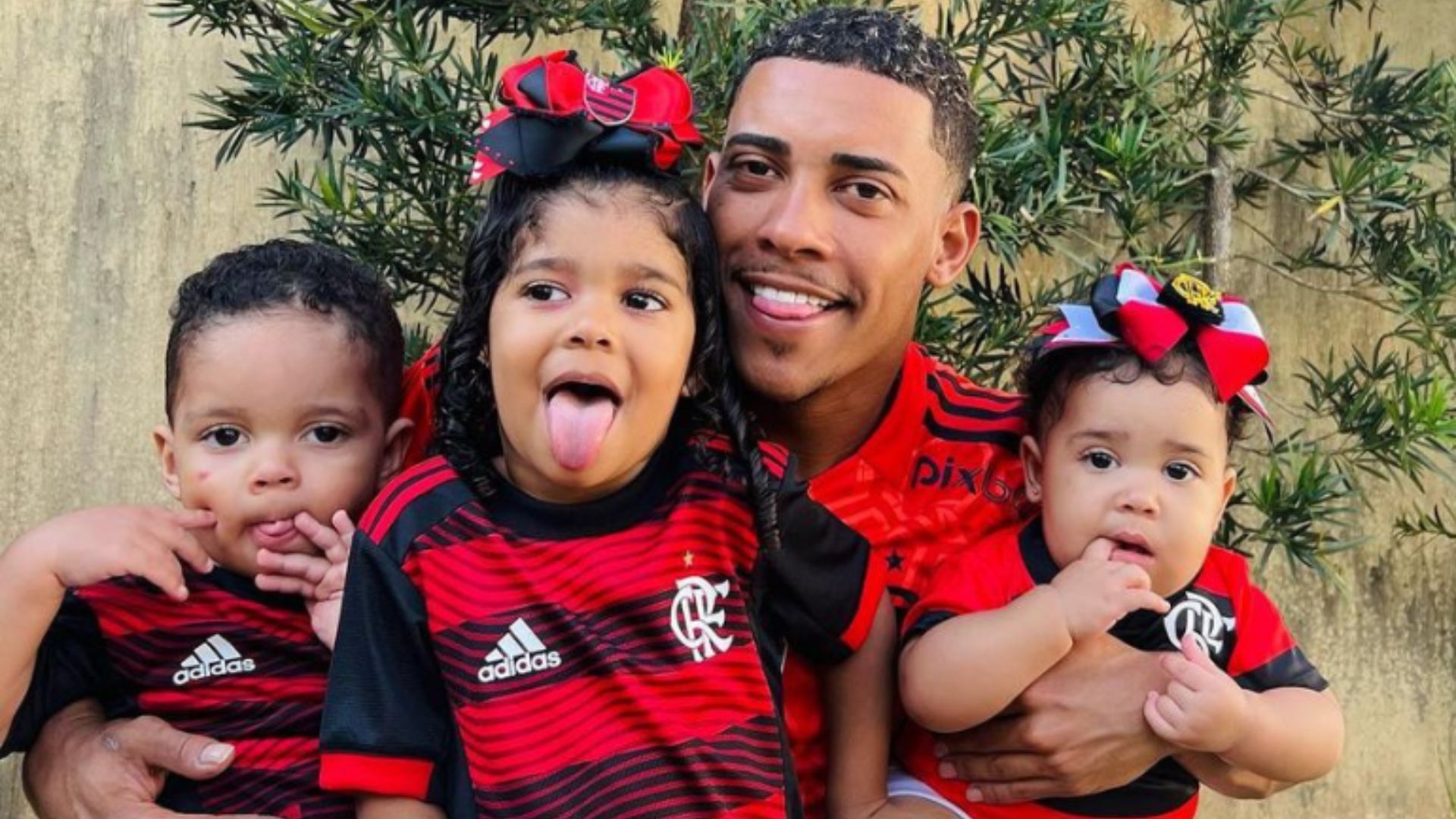 Mc Poze do Rodo com os filhos