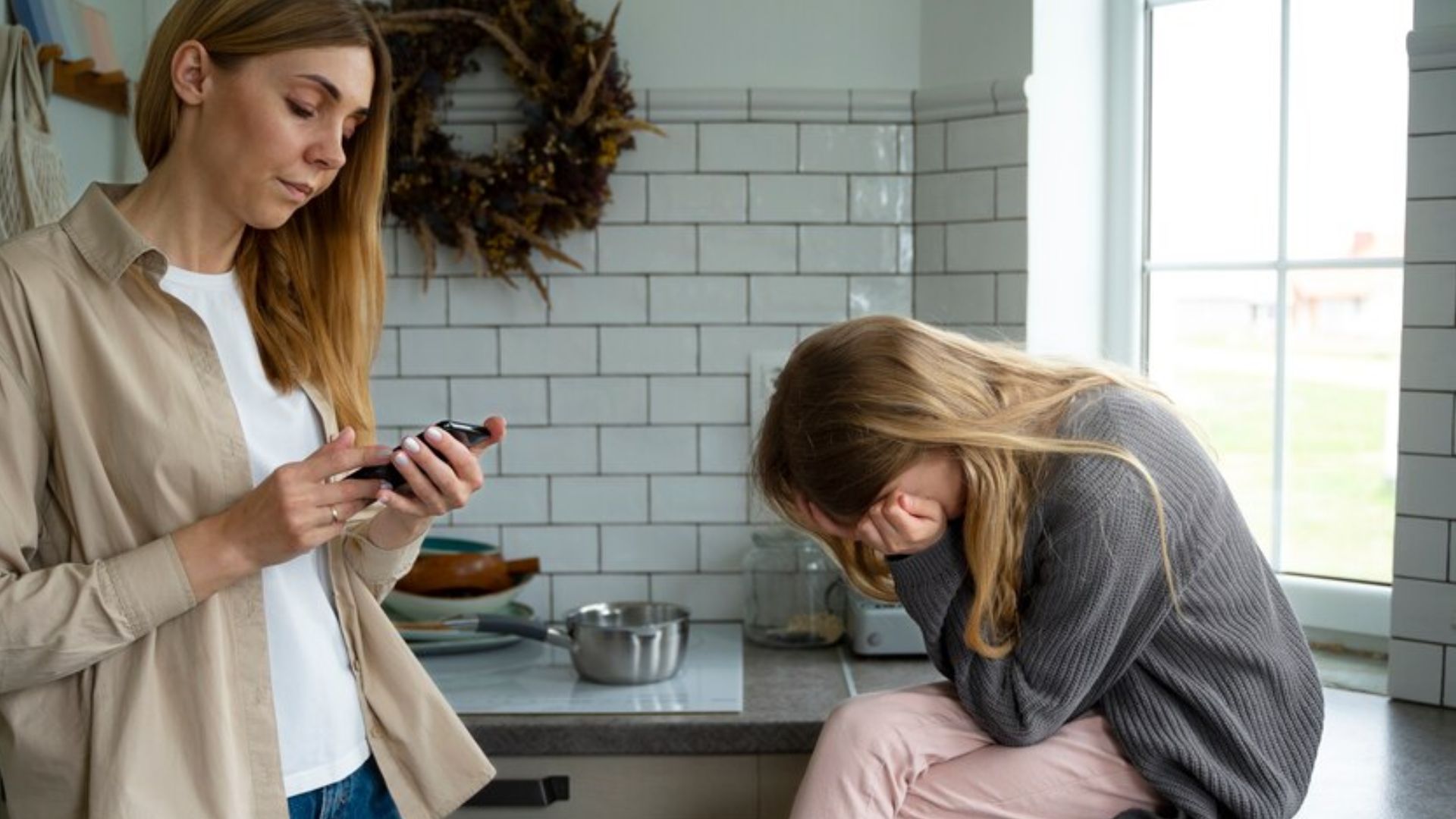 M&atilde;e pega o celular de filho