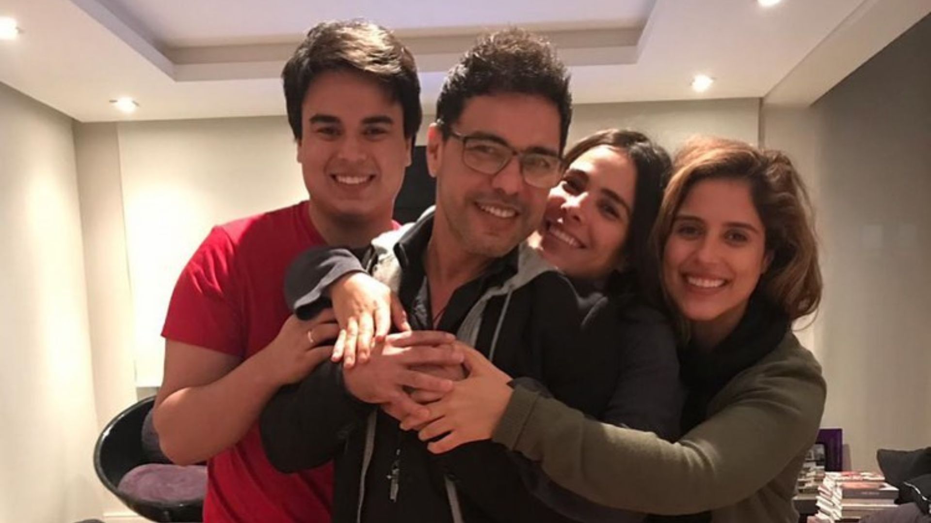 Cantor sertanejo Zez&eacute; di Camargo e os filhos Wanessa, Camilla e Igor Ci