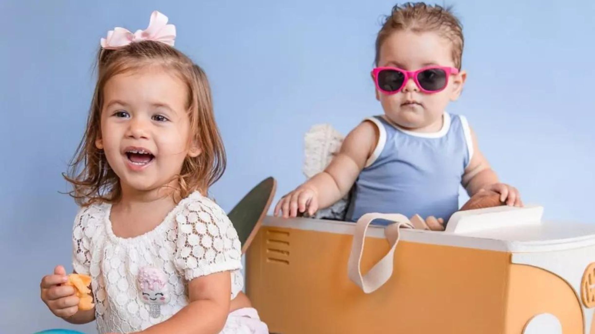 Irm&atilde;s beb&ecirc;s posando para foto