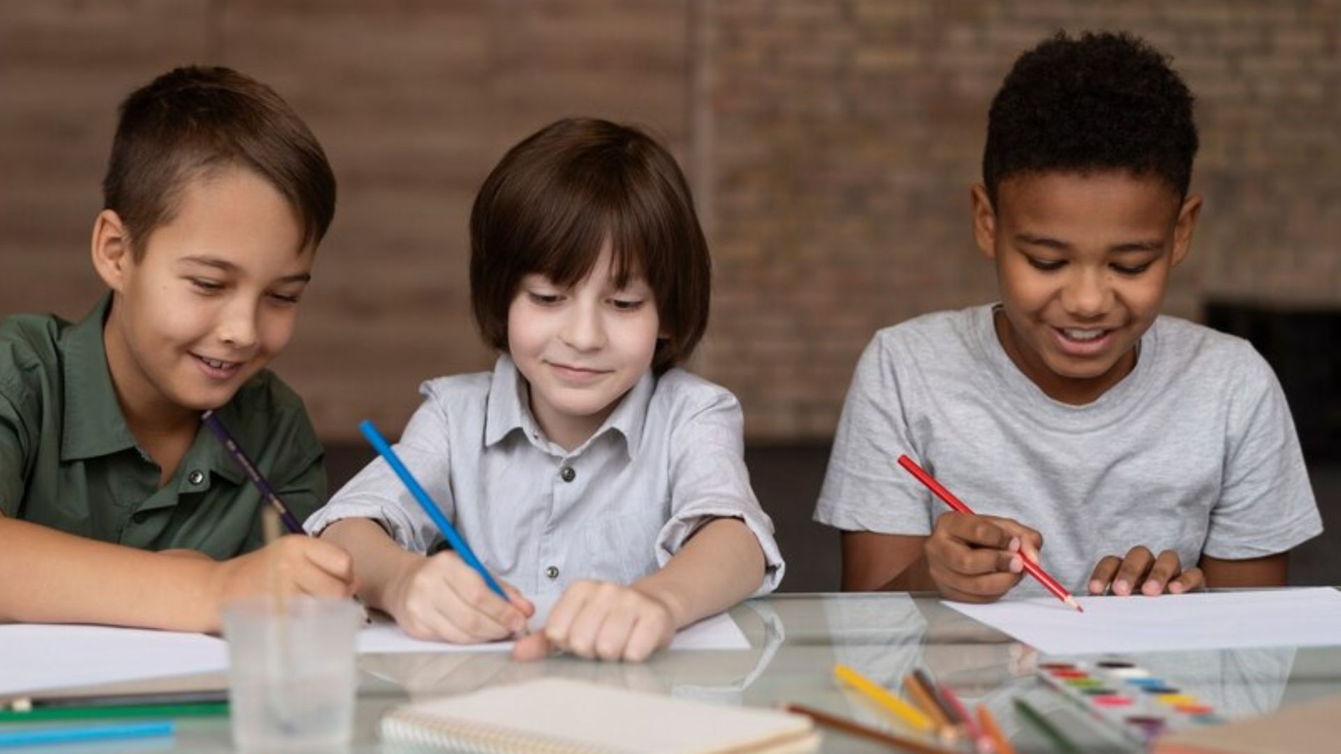 Crian&ccedil;as estudando juntas 