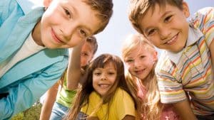Como as amizades influenciam o crescimento das crianças?