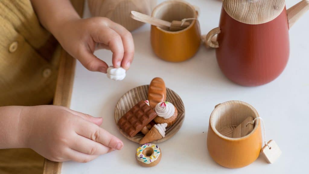 Brincadeira na cozinha infantil, diversão e aprendizado