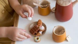 Brincadeira na cozinha infantil, diversão e aprendizado