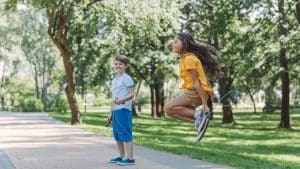Brincadeiras que estimulam a coordenaçâo motora infantil