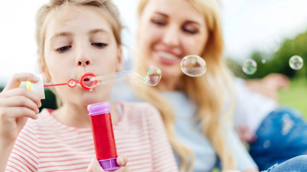 Bolhas de sabão, diversão e desenvolvimento infantil