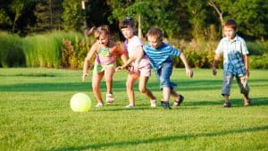 Bola, diversão e ação! Brincadeiras para jogar com amigos