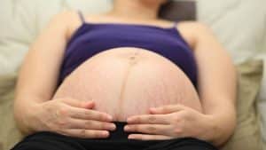 Coçar a barriga durante a gravidez causa estrias?