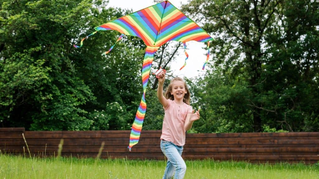 A brincadeira de soltar pipa, diversão que voa alto