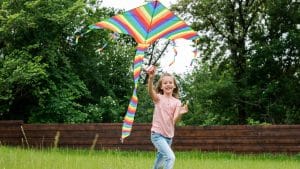 A brincadeira de soltar pipa, diversão que voa alto