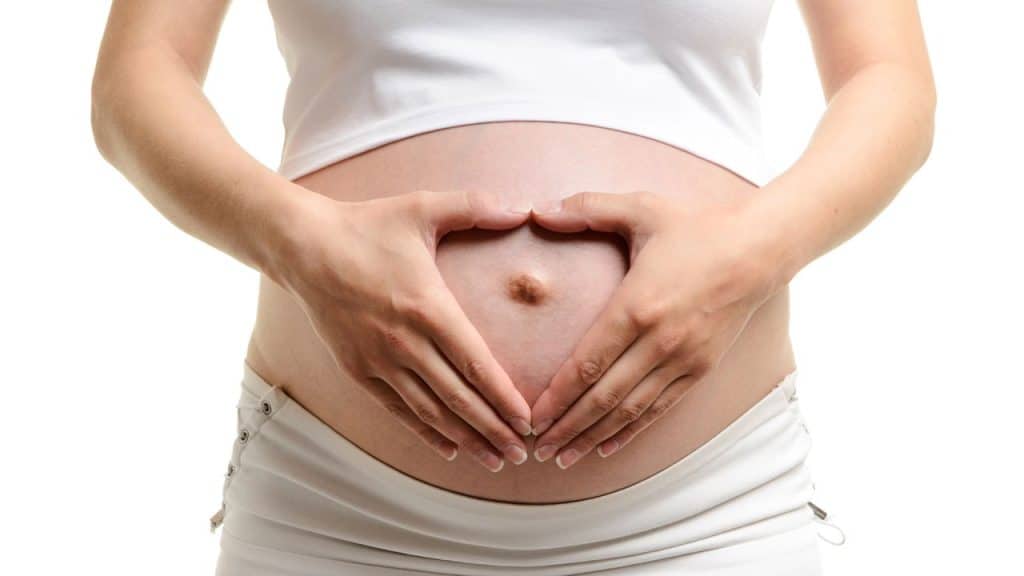 Por que o umbigo fica mais exposto durante a gestação?