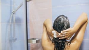 O passo a passo para lavar o cabelo corretamente e garantir fios saudáveis