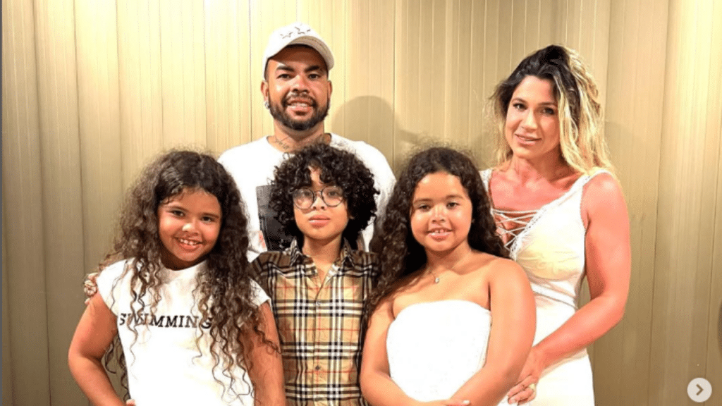 Família em destaque! Dentinho e Dani Souza aproveitam viagem com os filhos