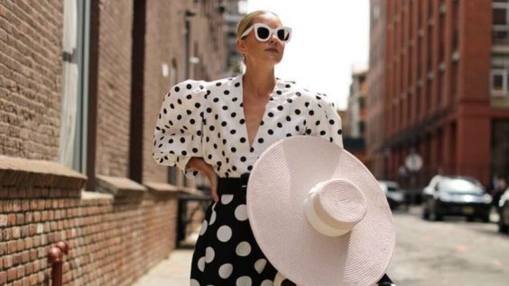 Poá voltou em 2025! Veja como usar essa estampa atemporal