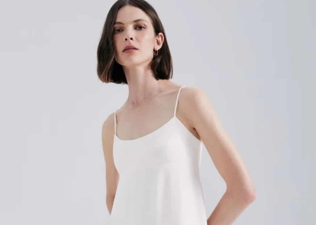 Do verão ao inverno, o vestido branco nunca te abandona
