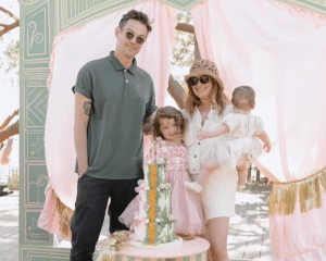 Celebração de Amor: Ashley Tisdale Comemora os 4 Anos de Jupiter com Estilo