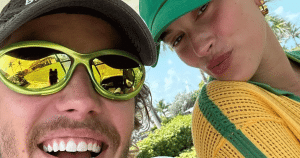 O bebê da Hailey Bieber de camisa do Brasil? Sim, ele já é patrimônio nacional