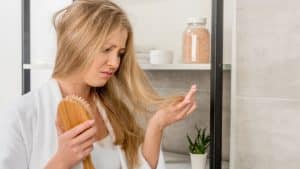 Este simples truque pode eliminar as pontas duplas sem precisar cortar o cabelo!