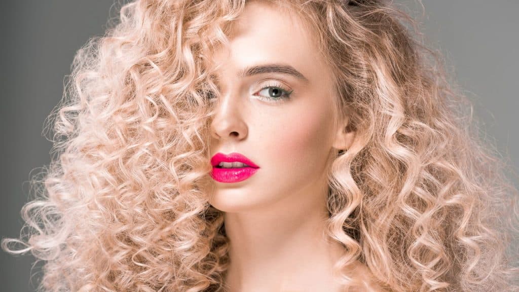 O Poder do cacho! Como o visual natural está inspirando gerações