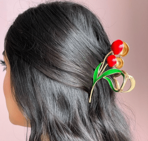 O Segredo para um Visual Moderno com Toque Retrô Está Nesse Acessório