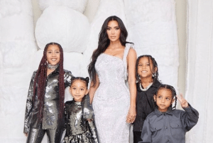 De férias ao trabalho! como Kim Kardashian concilia vida pessoal e sucesso empresarial