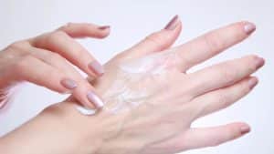 O segredo da pele hidratada! Descubra os benefícios dessa pomada!