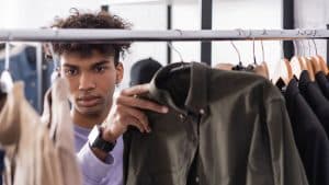 A peça de roupa que está dominando o estilo masculino, você já garantiu a sua?