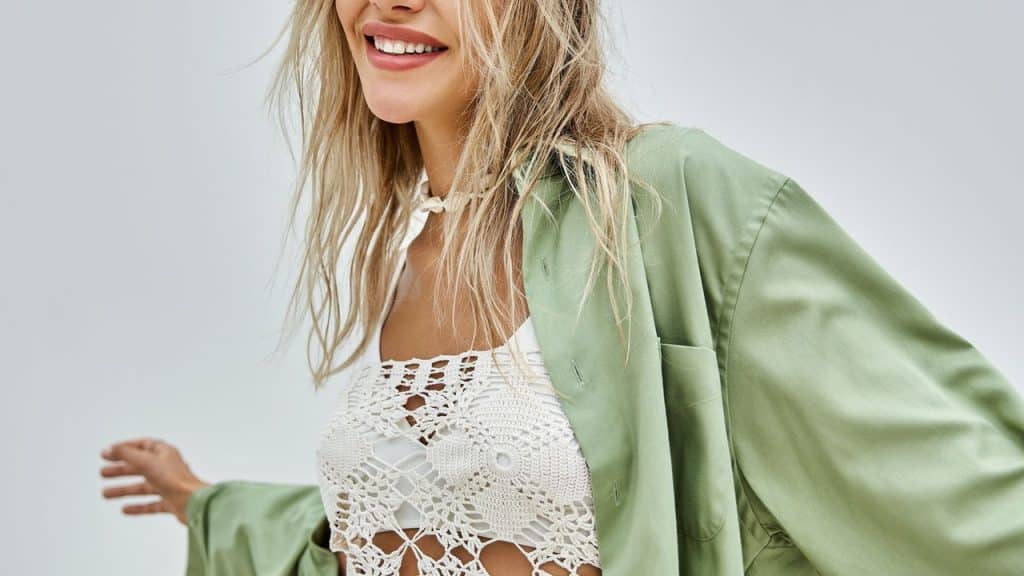 Das passarelas para o seu guarda-roupa, o crochê está com tudo!