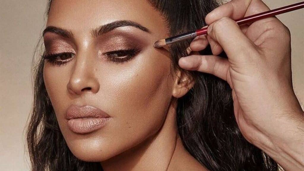 Sombra marrom, o truque de maquiagem que nunca sai de moda