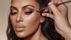 Sombra marrom, o truque de maquiagem que nunca sai de moda