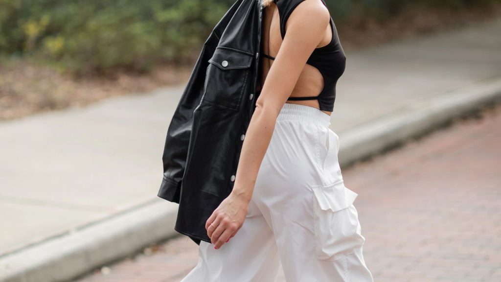 Do Escritório ao Rolê: Como a Calça Cargo Conquistou o Mundo Fashion