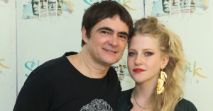 Fofura em dose dupla! Ava fncanta em festa com temática floral