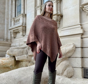 Quentinho e fashion! Por que o Poncho é o novo casaco do inverno