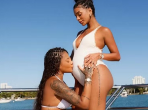 Grávida de Zuri, Brunna Gonçalves emociona ao subir ao palco com Ludmilla em Miami