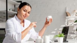 Cremes caseiros ou industriais? Entenda qual opção antirrugas é a melhor para você