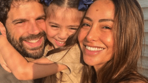 O primeiro passeio de bicicleta de Zoe que derreteu corações nas redes sociais