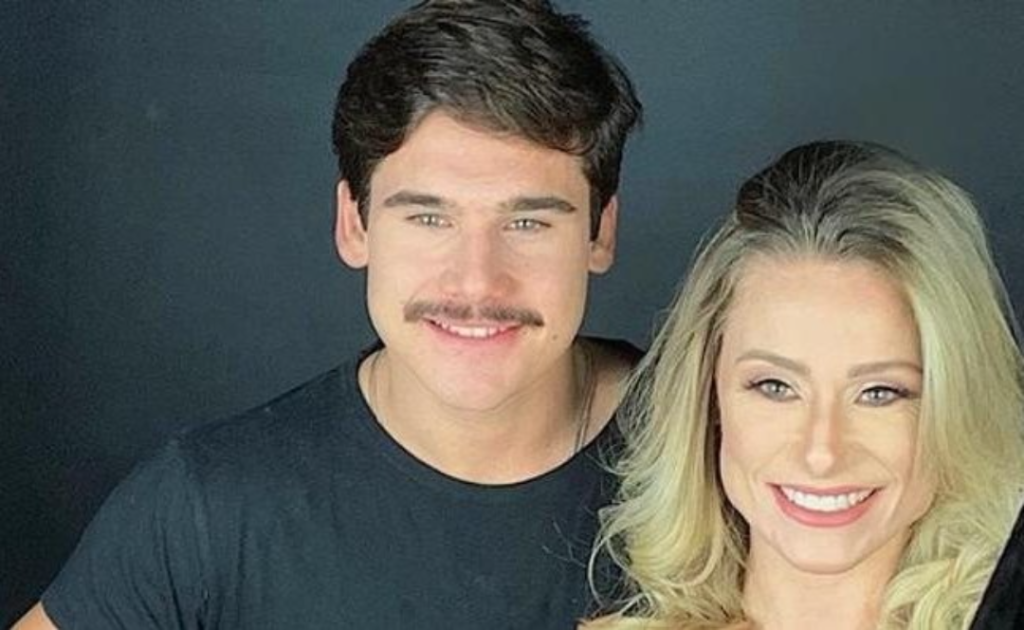 Noite especial! Nicolas Prattes assiste à peça da mãe com Sabrina Sato e irmã caçula