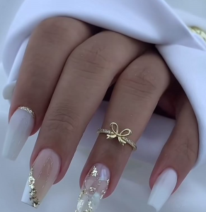 Branquinha sim, básica nunca! Vem ver essas nail arts icônicas