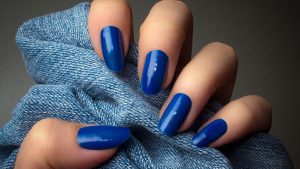 Azul royal nas unhas! como usar, cuidar e arrasar com estilo